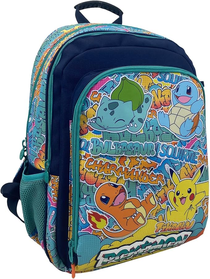 Mochila azul con personajes de Pokémon: Bulbasaur, Squirtle, Charmander y Pikachu. El fondo tiene texto estilo grafiti.