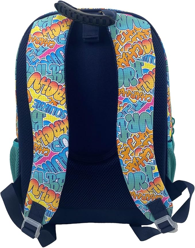 Una colorida mochila con letras estilo grafiti en varios colores. Tiene dos correas para los hombros, un asa superior y un panel trasero de malla.