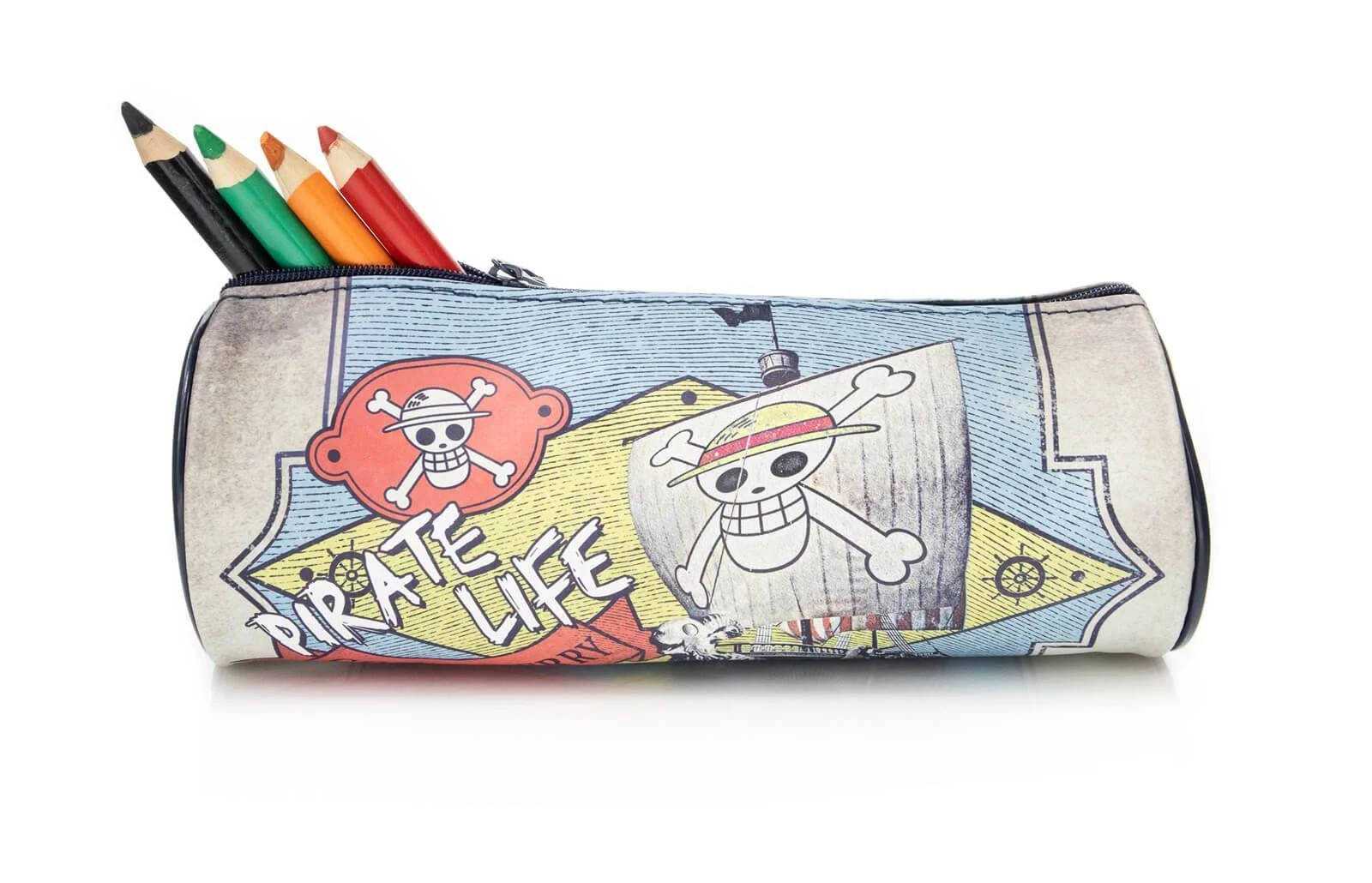 Un estuche con el tema pirata "One Piece", que contiene lápices negro, verde, naranja y rojo. El fondo es blanco.