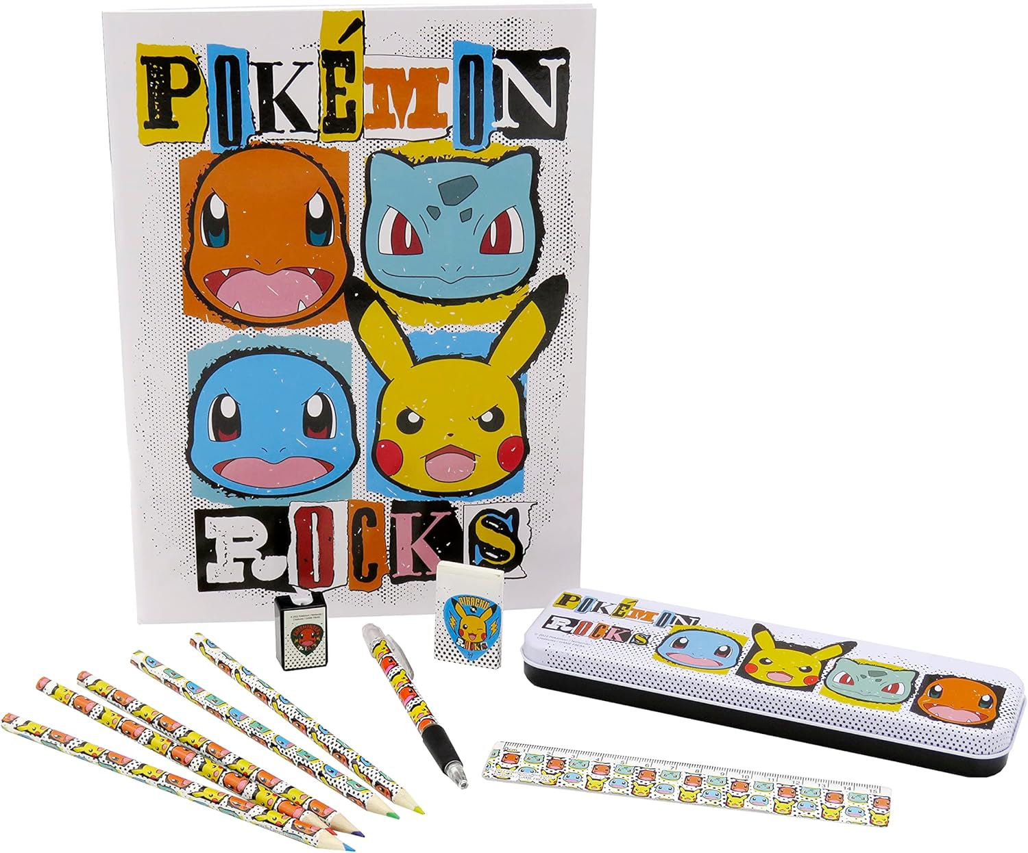 Un juego de papelería con temática Pokémon. Incluye un cuaderno, lápices, bolígrafos, borrador, estuche y regla. Personajes: Pikachu, Charmander, Squirtle y Bulbasaur.