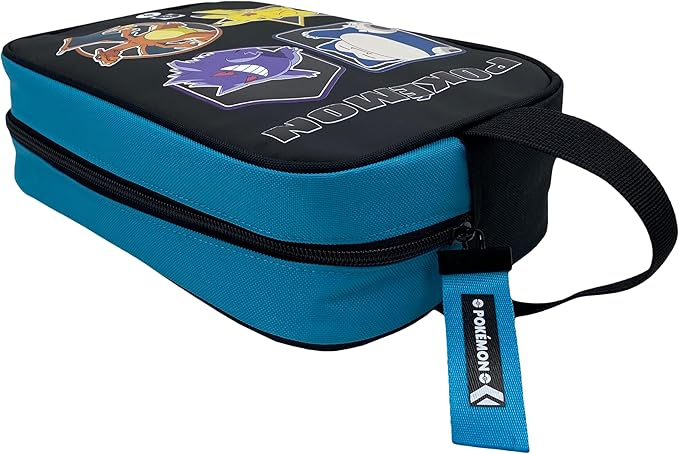 Una bolsa de Pokemon azul y negro. Tiene personajes de Pokemon en la parte superior y un asa negra. Una etiqueta azul dice Pokemon.