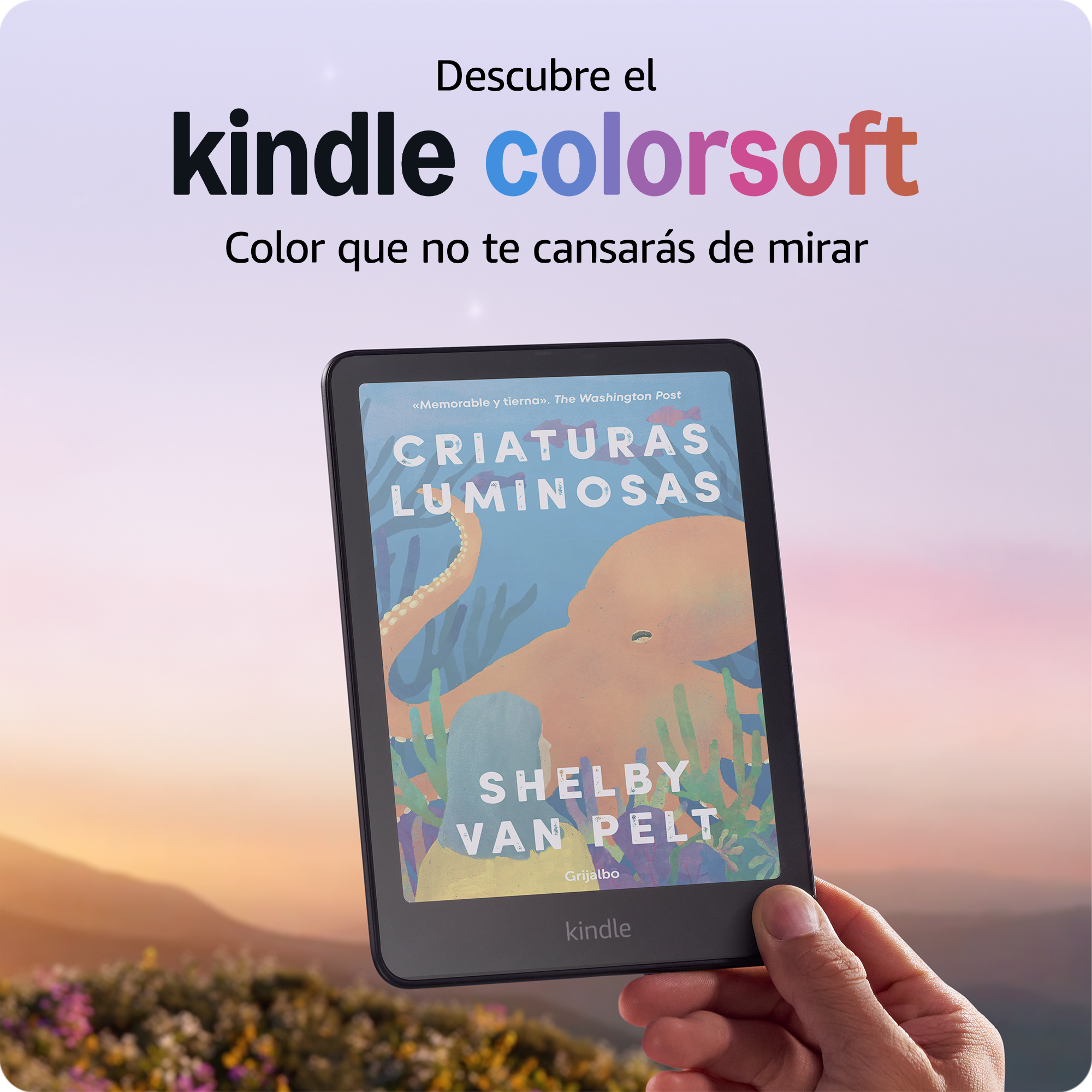 Mano sosteniendo un Kindle con portada de libro. Fondo con texto y atardecer.