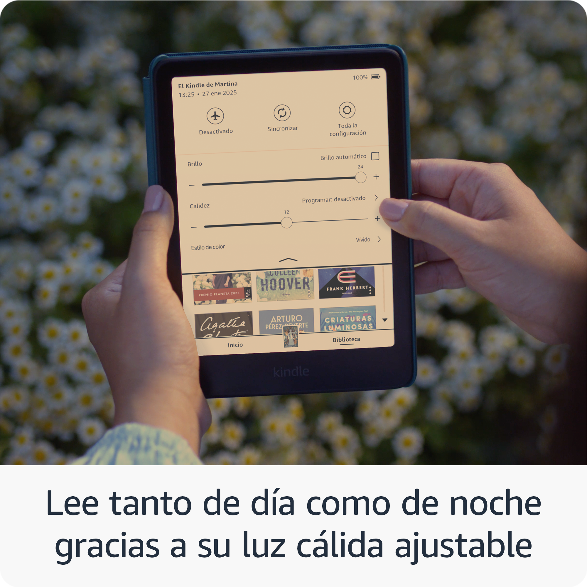 Una persona sostiene un Kindle, ajustando el brillo. El fondo son flores borrosas. El texto dice: Lee de día o de noche.