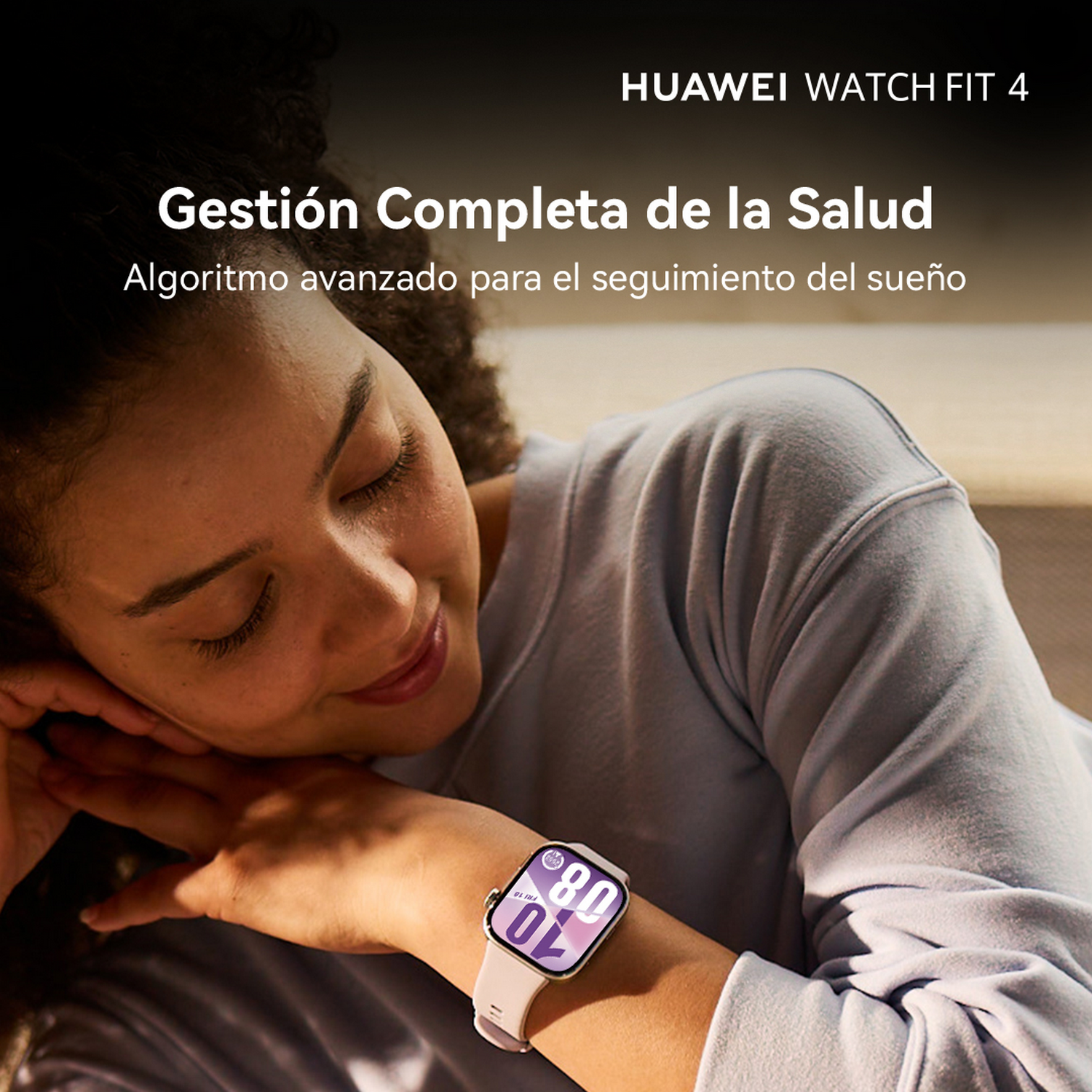 Una mujer sonriendo, con un reloj inteligente. El reloj muestra números. Arriba dice 'HUAWEI WATCH FIT 4'.