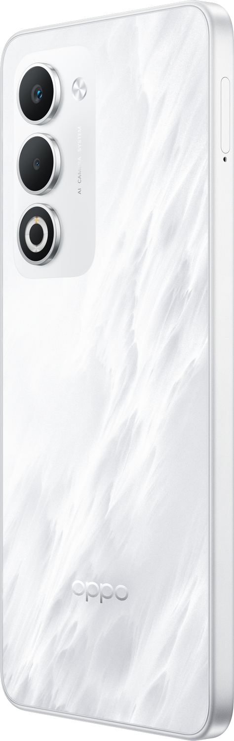 Parte trasera de un teléfono Oppo blanco. Tiene tres lentes de cámara, un flash y el logotipo de Oppo. La superficie tiene un diseño texturizado.