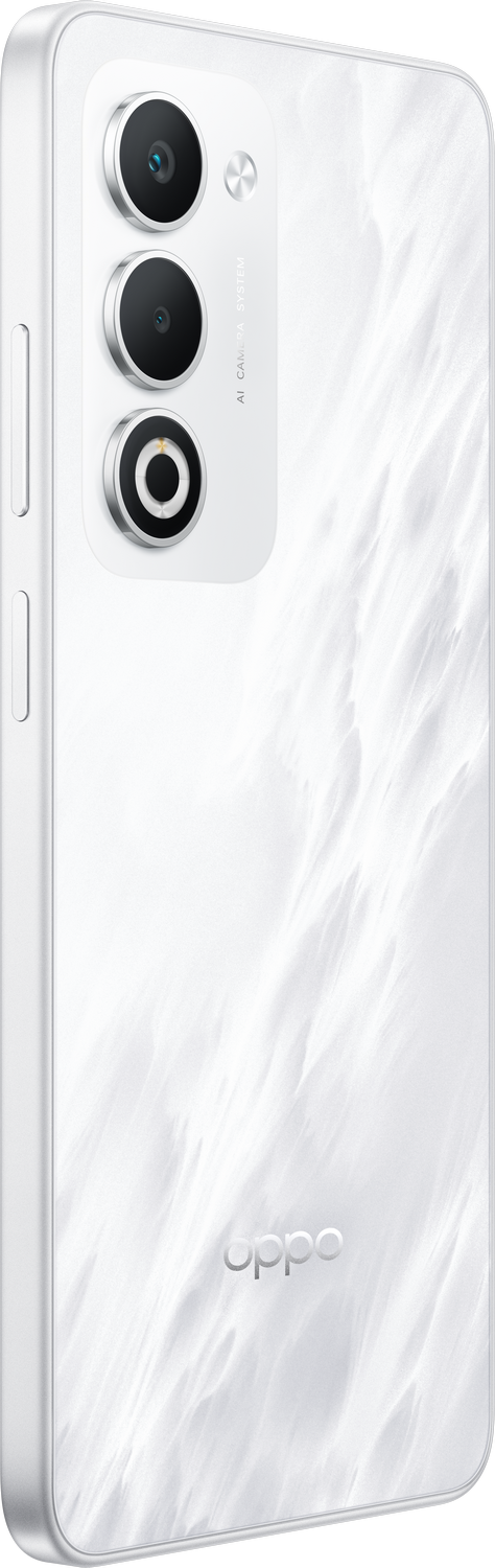 Teléfono Oppo blanco con configuración de triple cámara. La parte trasera tiene un efecto perlado. Logotipo de Oppo en la parte inferior.