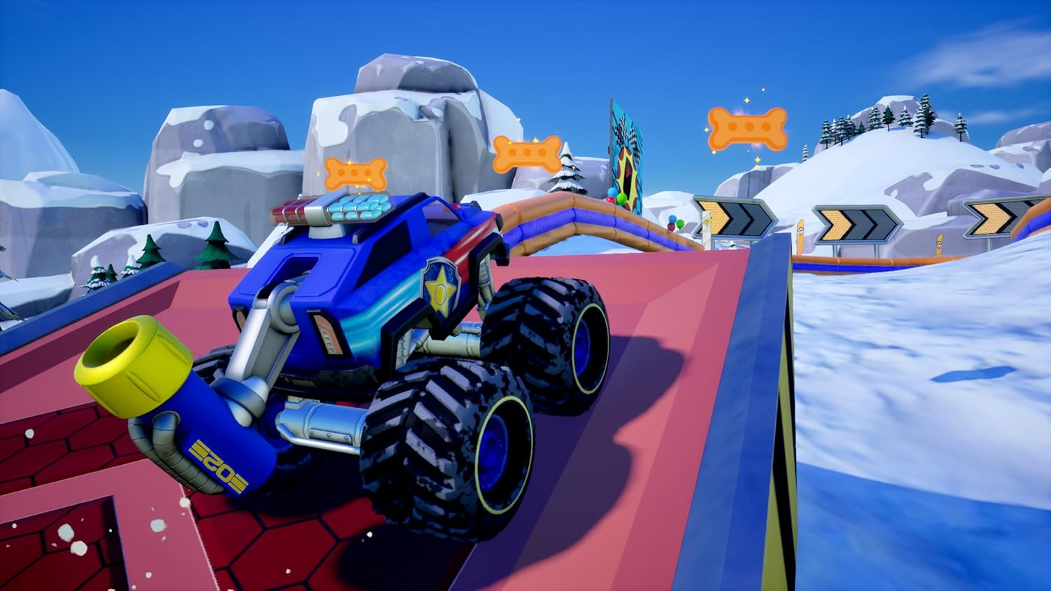 Un camión monstruo azul con marcas de policía está en una rampa roja. El fondo muestra montañas cubiertas de nieve y una pista de carreras.