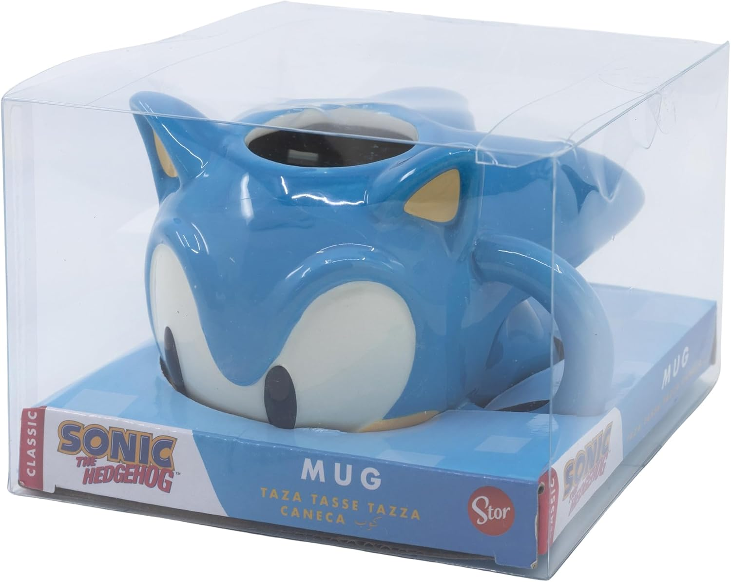 Una taza azul de Sonic the Hedgehog en una caja de plástico transparente. Descansa sobre una caja azul con el logo de Sonic.