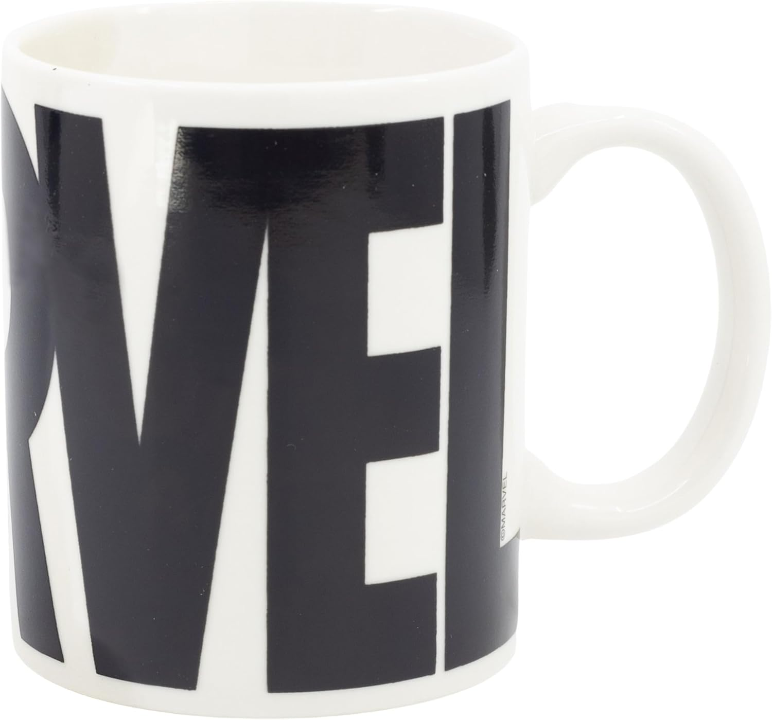 Taza blanca de Marvel con letras negras en negrita. El asa es blanca. El fondo es blanco.