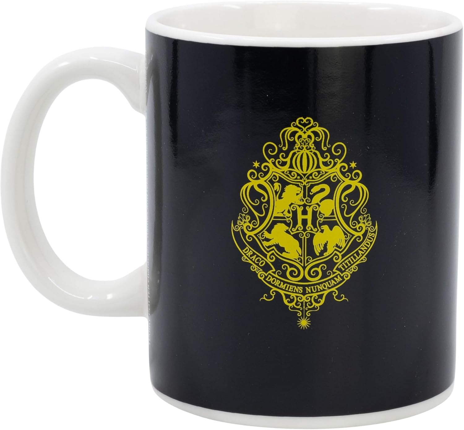 Una taza de café negra con asa blanca. Tiene un escudo dorado con texto y símbolos. El interior es blanco.