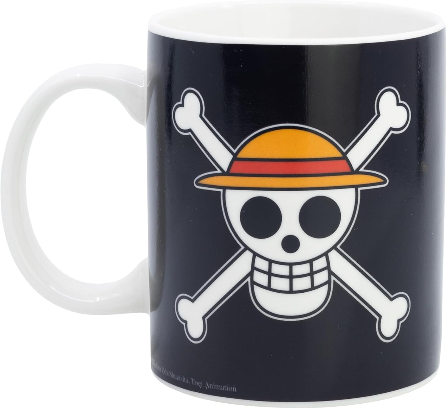 Una taza blanca con asa, fondo negro y una calavera blanca con huesos cruzados y un sombrero amarillo.