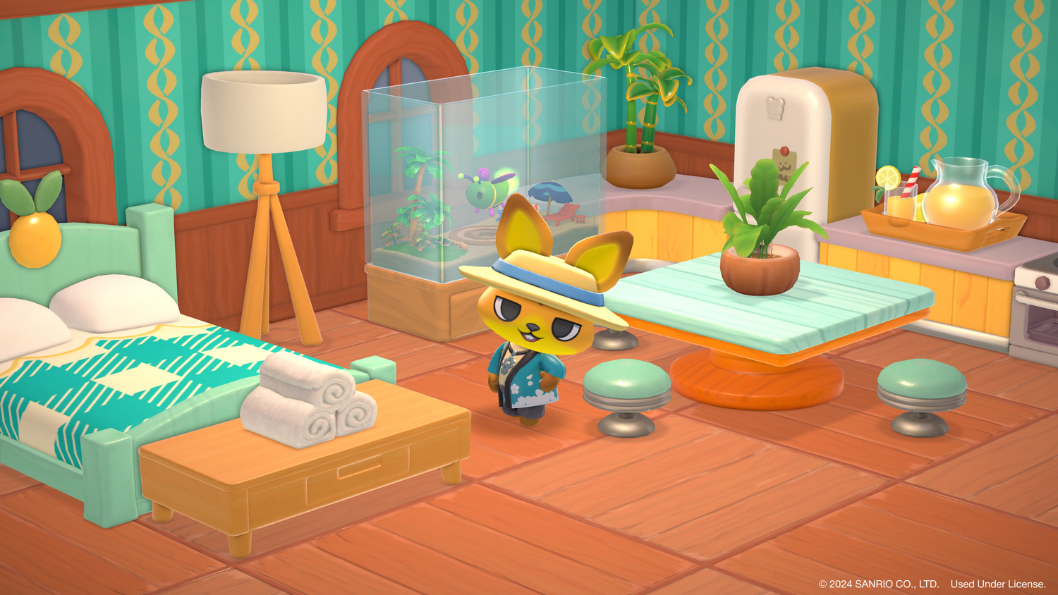 Un personaje de zorro de dibujos animados con sombrero está en una habitación decorada con muebles, una cama, una mesa y una pecera.