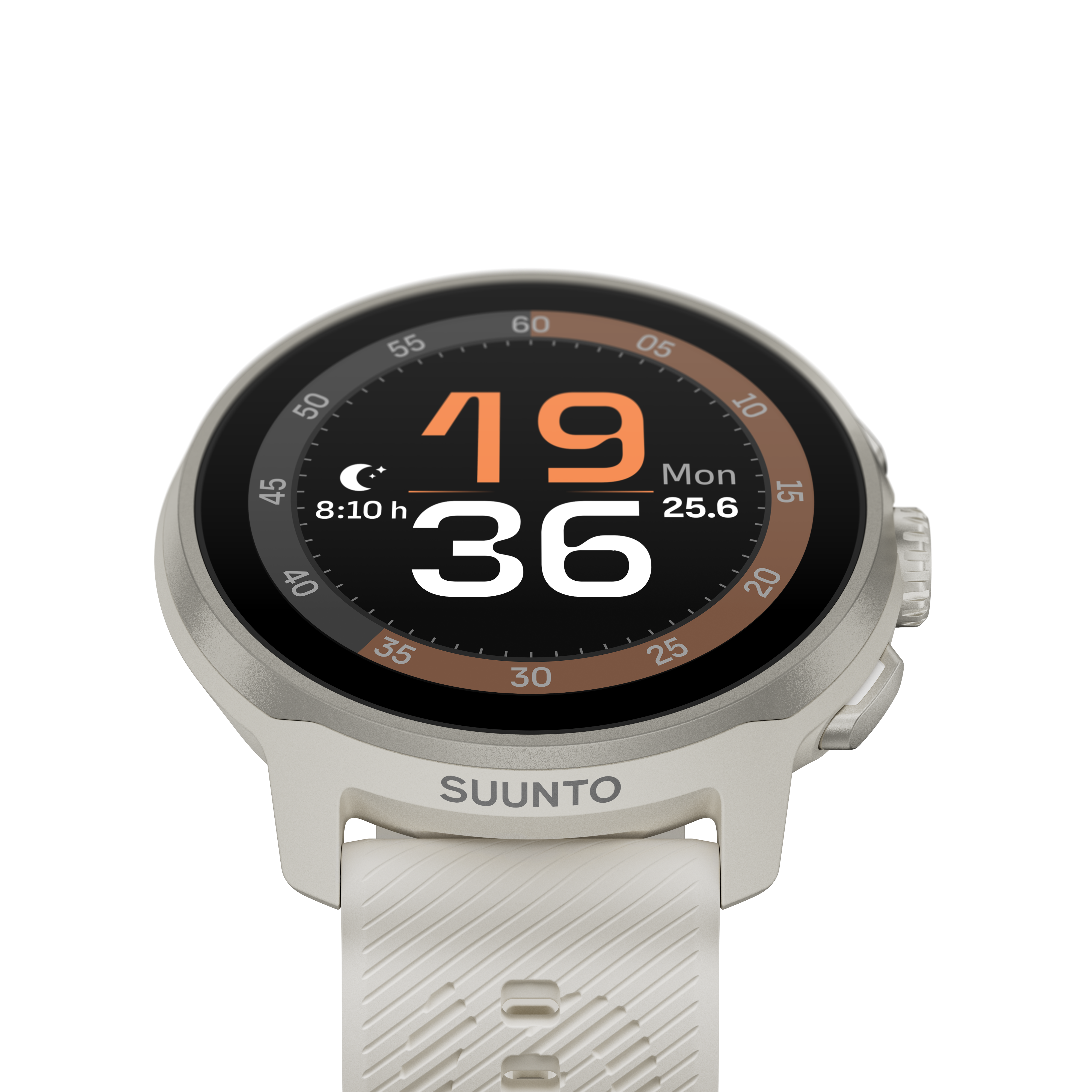 Un reloj Suunto muestra la hora, la fecha y la temperatura. El reloj es blanco con una correa blanca. El fondo es negro.