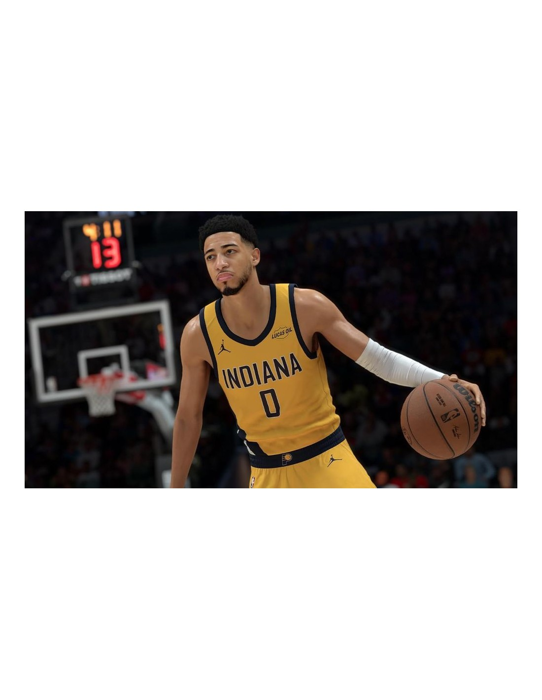 Un jugador de baloncesto con una camiseta amarilla de Indiana, sosteniendo un balón de baloncesto. El fondo muestra un marcador, un aro y el público.
