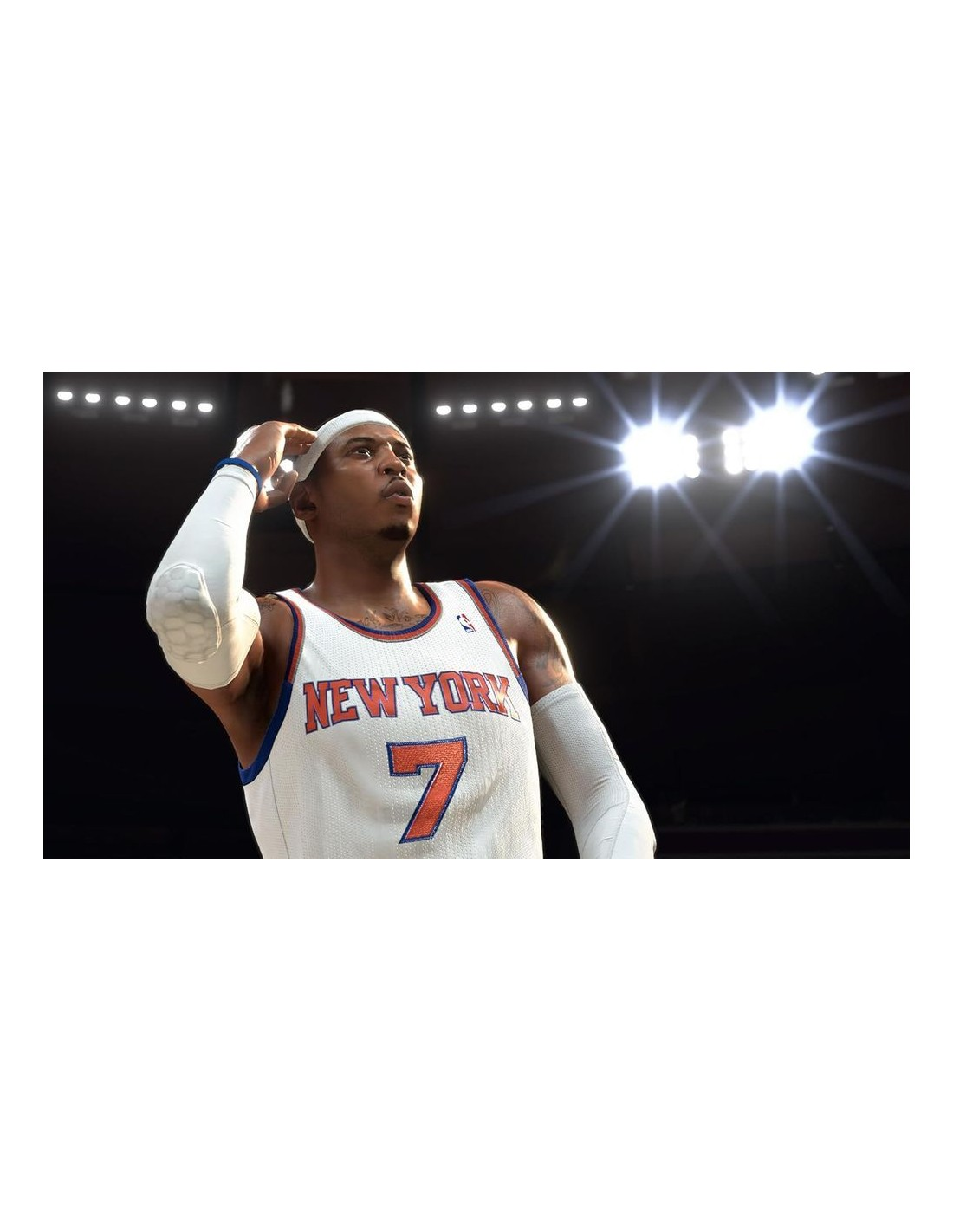 Jugador de baloncesto con camiseta blanca "NEW YORK" número 7. Mirando arriba, mano en la cabeza, luces brillantes detrás.