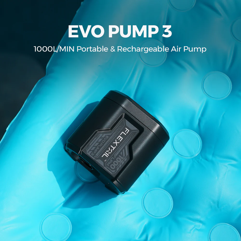 Fekete EVO PUMP 3 légpumpa, 1000L/MIN, kék felfújható felületen, fehér körökkel.
