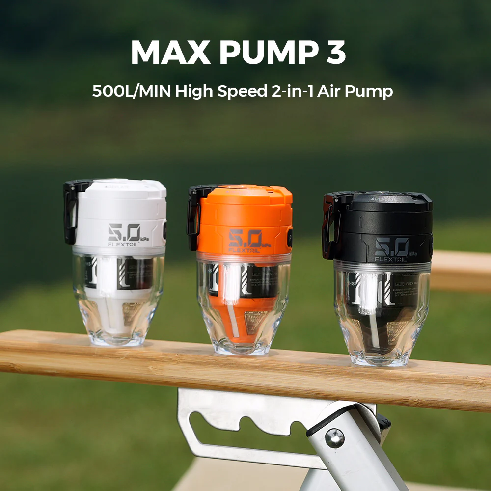 Három légpumpa, fehér, narancs és fekete, egy fa deszkán. A fenti szöveg: 'MAX PUMP 3'. A háttér elmosódott zöld.