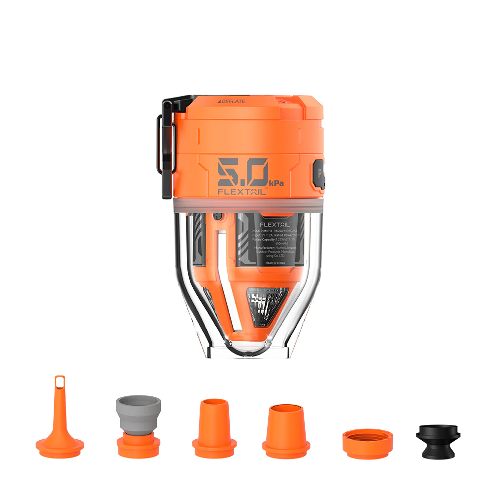 Egy narancssárga és átlátszó Flextail Max Pump 3 tartozékokkal. Fúvókákat és egy összecsukható poharat tartalmaz fehér háttéren.