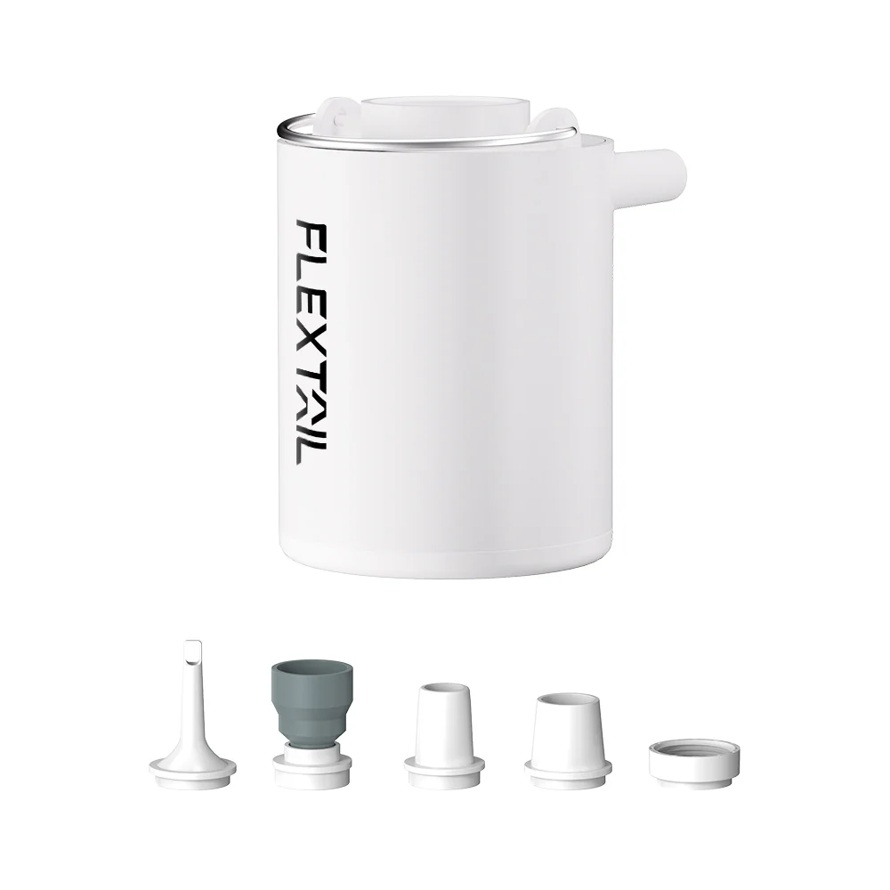Egy fehér Flextail légpumpa, különböző fúvókákkal. A pumpa hengeres testű, a fúvókák különböző formájúak és méretűek.