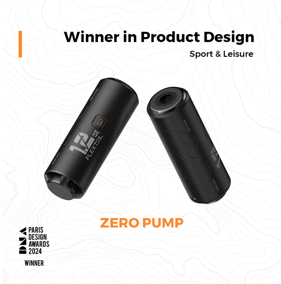 Két fekete, hengeres szivattyú szöveggel, beleértve a 'FLEXTAIL' és a 'ZERO PUMP' feliratot. A szöveg a 'Winner in Product Design'-ra utal.