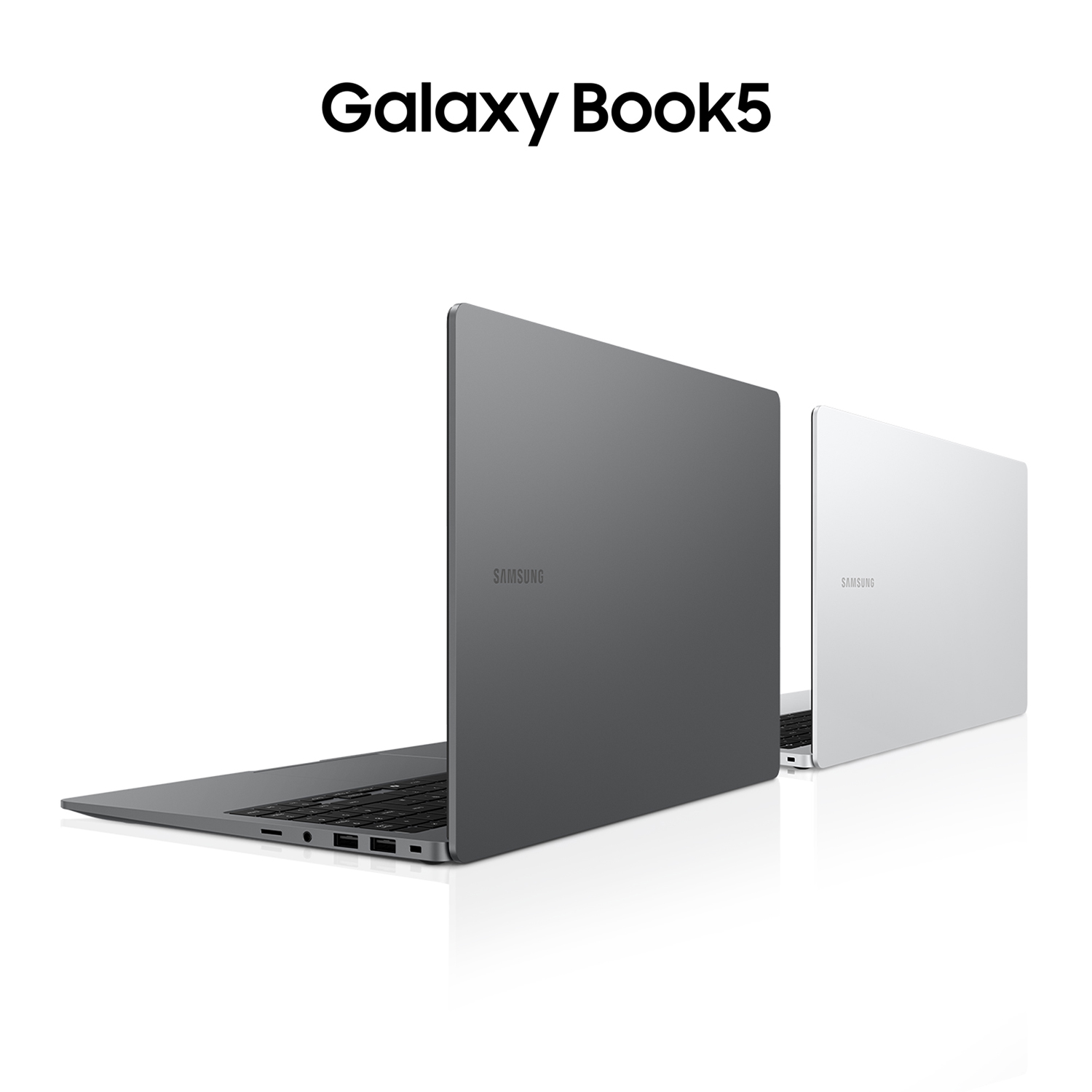 Dos portátiles Samsung Galaxy Book5. Uno gris oscuro, uno blanco, ligeramente abiertos, inclinados a la derecha. Fondo blanco. Texto 'Galaxy Book5' arriba.