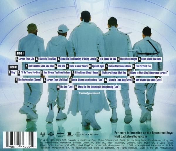 Rückseite eines CD-Covers. Fünf Männer in weißen Outfits stehen abgewandt. Songtitel sind aufgelistet.
