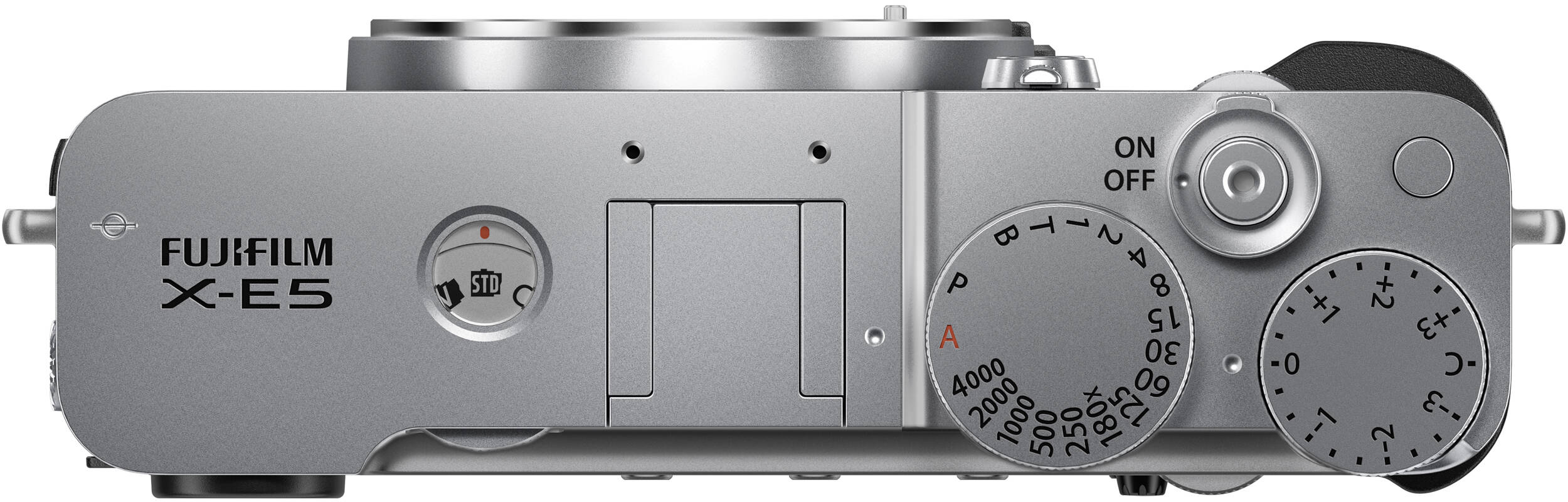 Draufsicht auf eine silberne Fujifilm X-E5 Kamera mit Drehknöpfen, Tasten und Einstellungen. Inklusive Ein-/Ausschalter und Objektivanschluss.