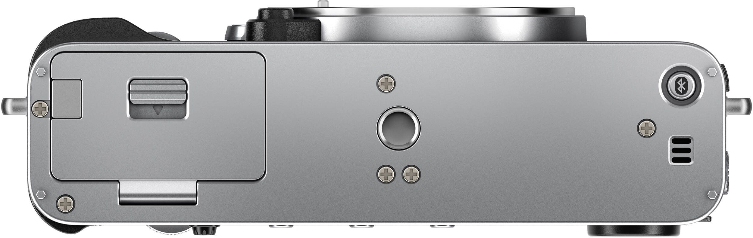 Ein silbernes Kameragehäuse. Es hat eine Batterietür, einen Knopf, Schrauben und Räder. Die Kamera befindet sich auf weißem Hintergrund.