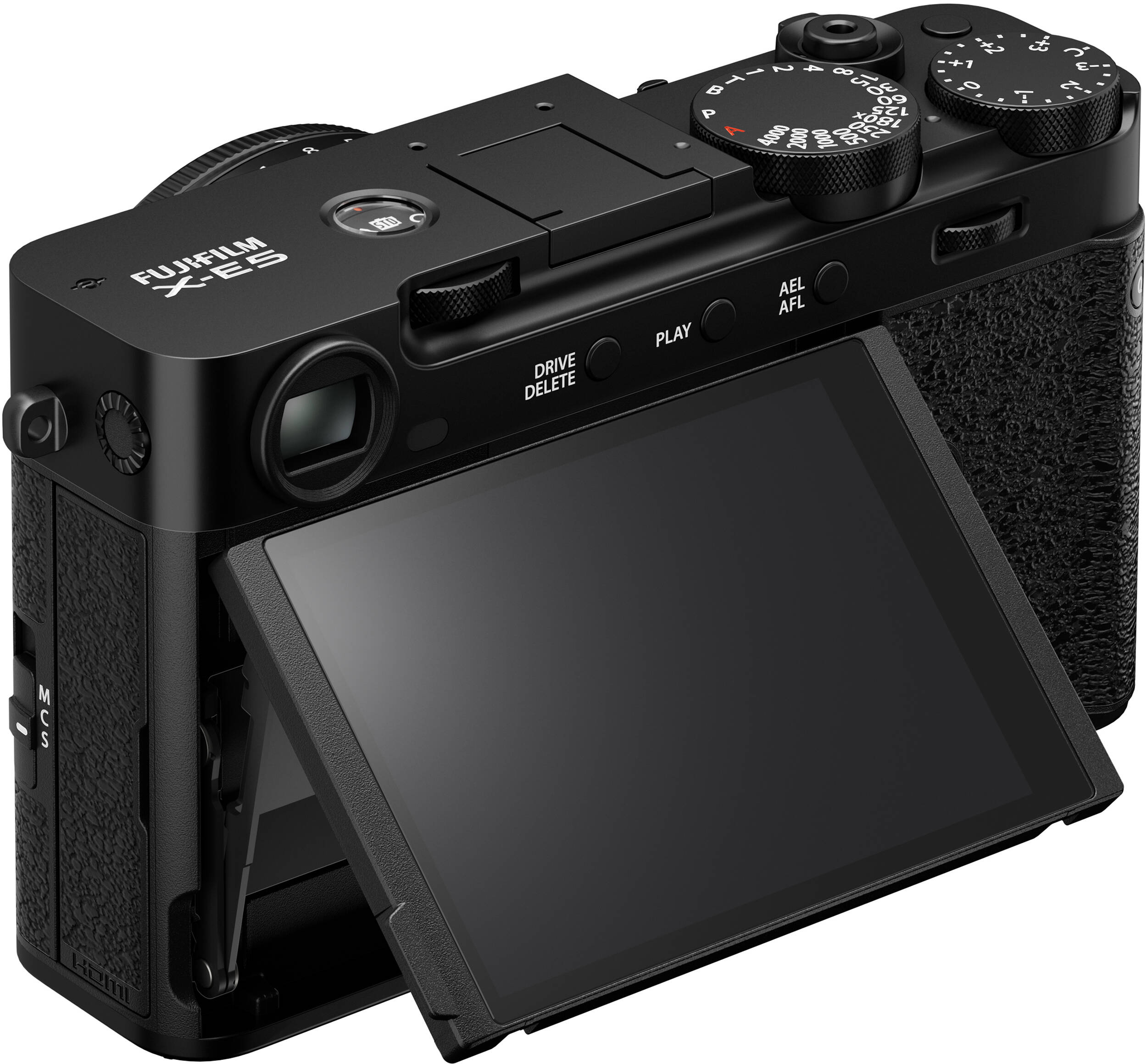 Schwarze Fujifilm X-E4 Kamera mit offenem Bildschirm. Wählräder und Knöpfe sind sichtbar, ebenso das Fujifilm-Logo.
