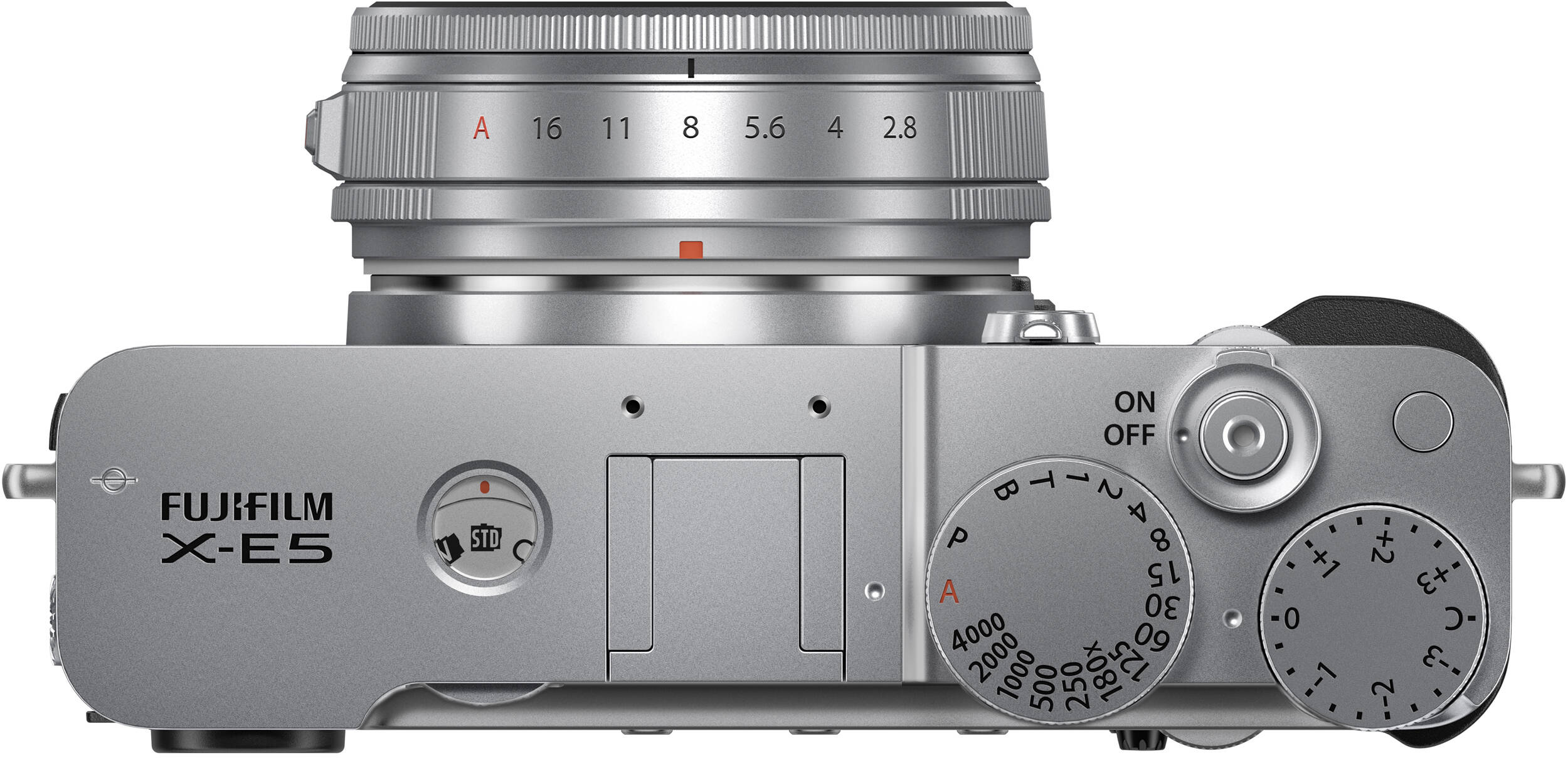 Draufsicht auf eine silberne Fujifilm X-E5 Kamera, Objektiv, Zifferblätter und Knöpfe sichtbar. Markierte Einstellungen für Blende und Belichtung.