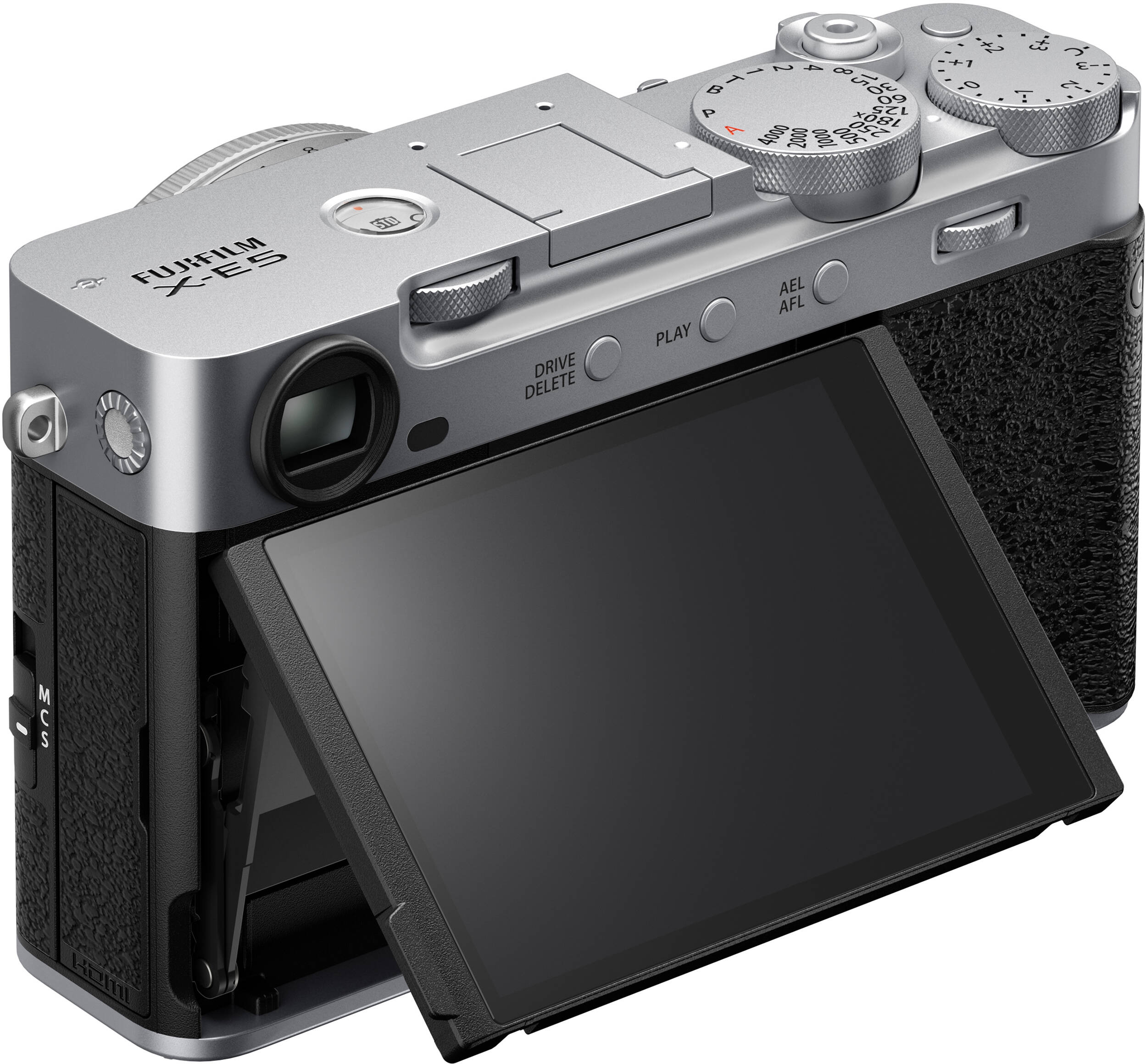 Eine silberne Fujifilm X-E5 Kamera mit geöffnetem schwarzem Bildschirm. Wählräder und Tasten sind sichtbar, ebenso der strukturierte Griff.