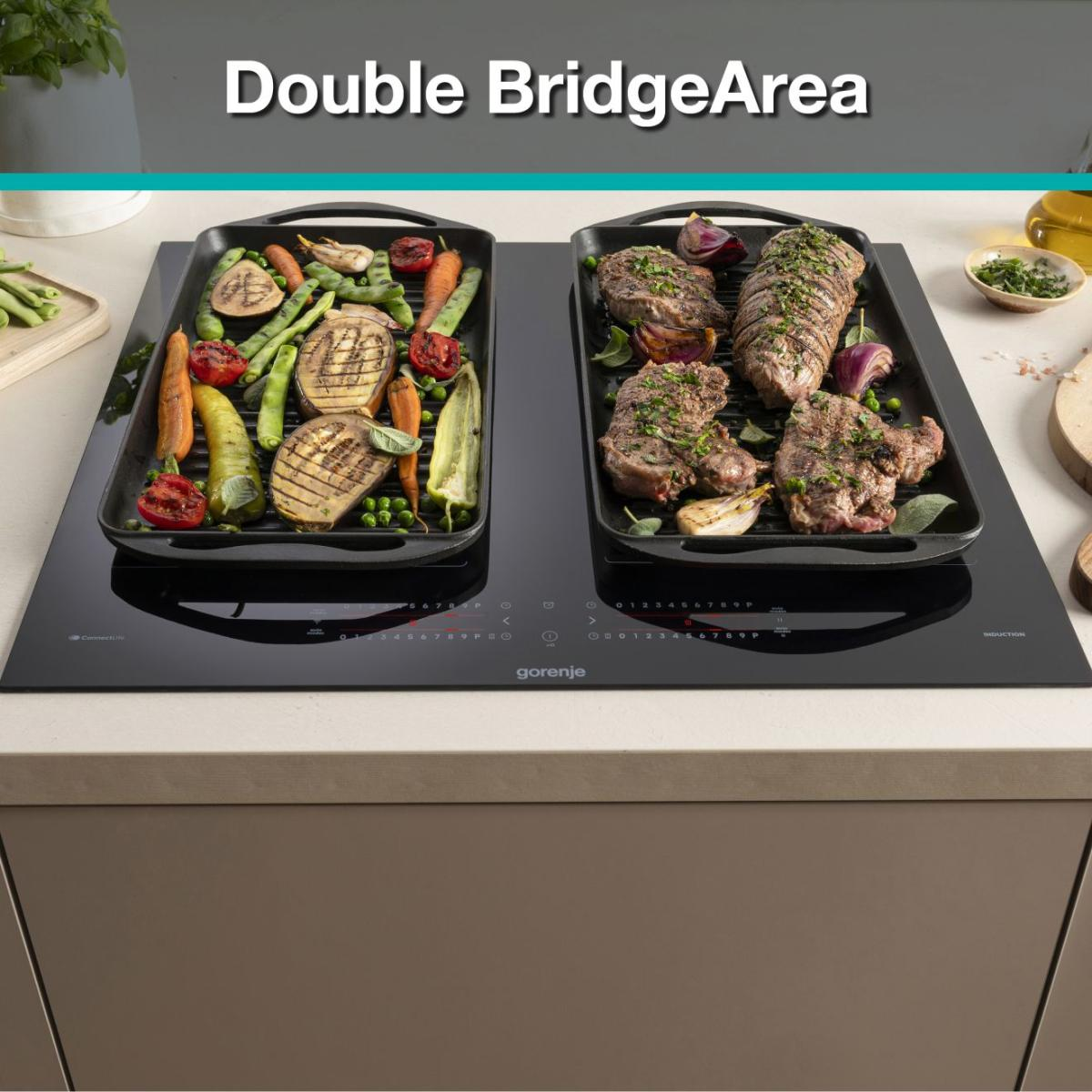 Grill z warzywami i stekiem. Grill ma warzywa i mięso. W tle garnek i butelka oleju.