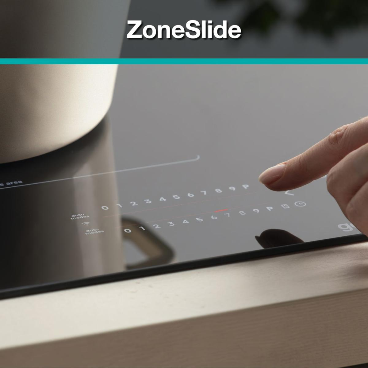 Dłoń dotyka czarnej płyty indukcyjnej z numerami i symbolami. Po lewej stronie biały garnek. Płyta stoi na drewnianej powierzchni.