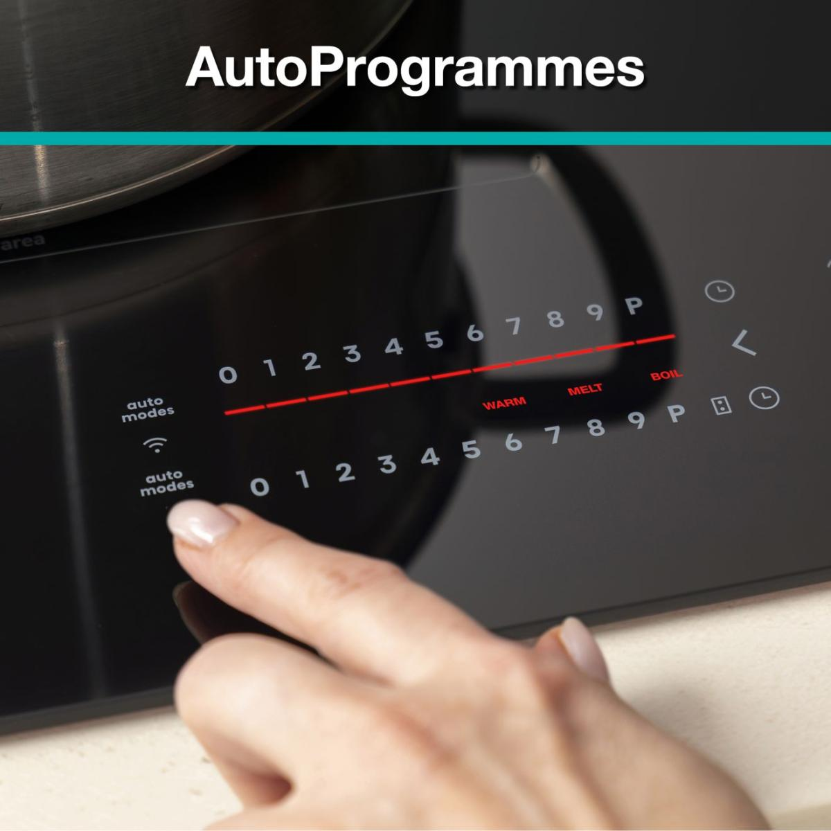 Dłoń dotyka czarnej płyty kuchennej z cyfrowym sterowaniem. Wyświetlane są numery i funkcje. Słowo AutoProgrammes znajduje się u góry.