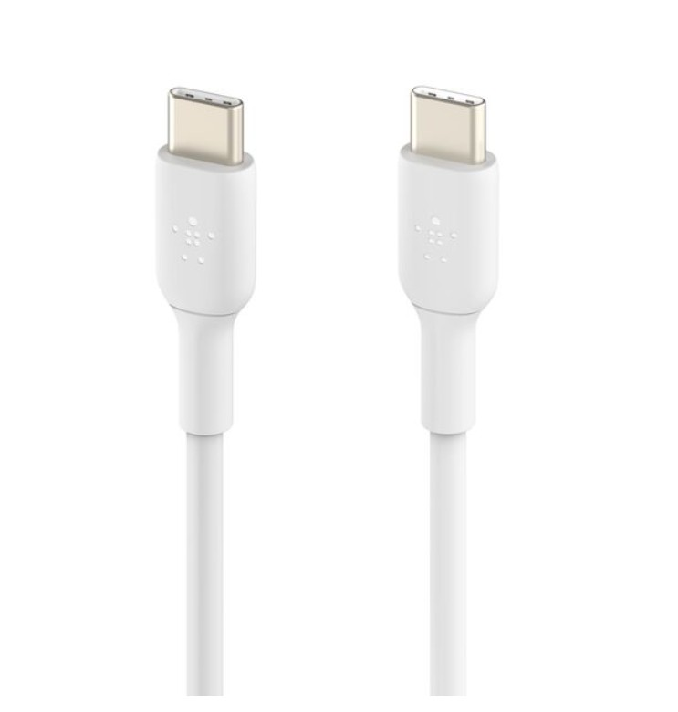 Beyaz bir arka plan üzerinde iki beyaz USB-C kablosu. Her kablonun gümüş bir konektörü var. Belkin logosu konektörlerde görülebilir.