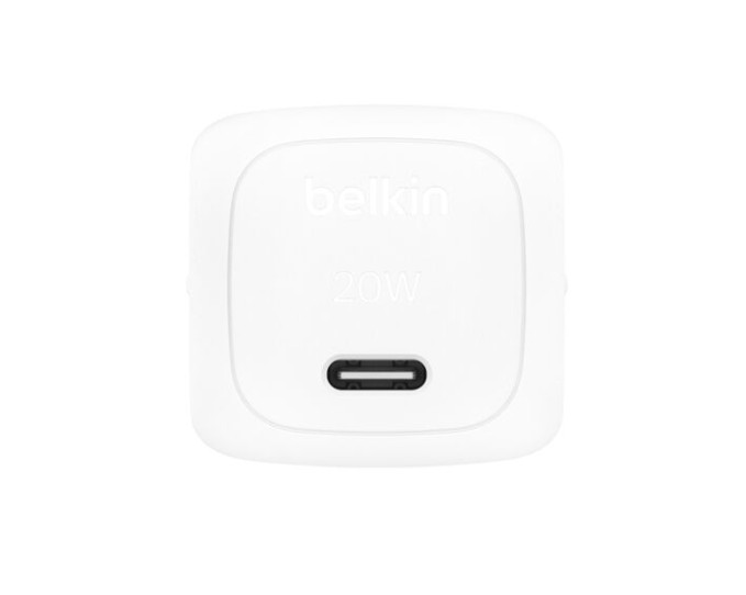 Beyaz bir Belkin 20W USB-C şarj cihazı. Alt kısımda bir USB-C bağlantı noktası ve marka adı görünür.