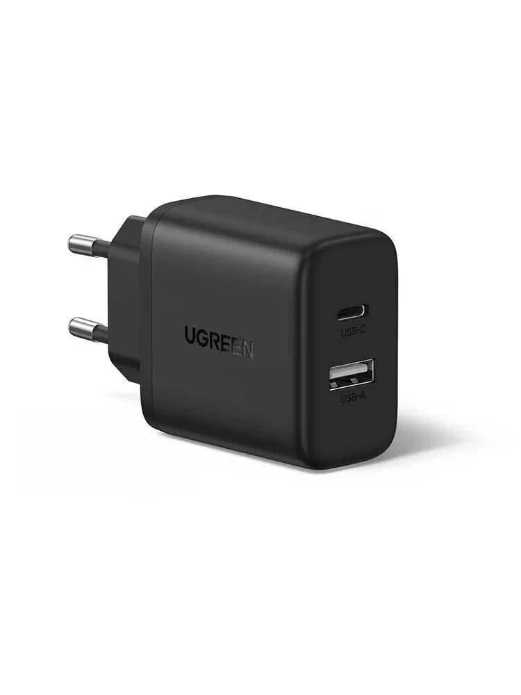 Siyah bir UGREEN USB şarj cihazı, iki uçlu ve USB-C ve USB-A bağlantı noktalarıyla. Marka adı görünür.