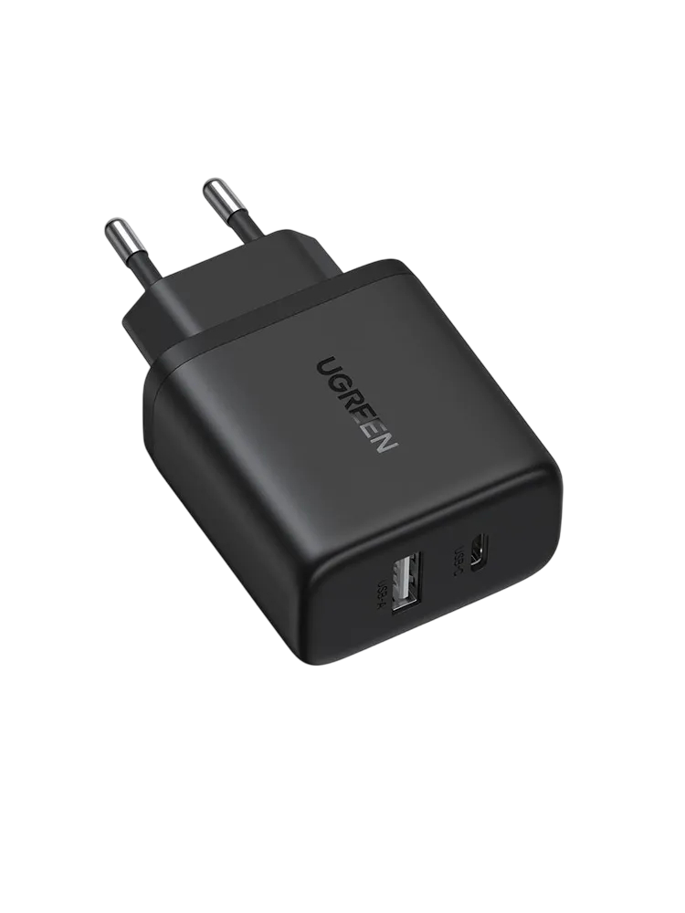 Siyah UGREEN USB şarj cihazı, iki uçlu, USB-A ve USB-C portlu, siyah bir arka planda.