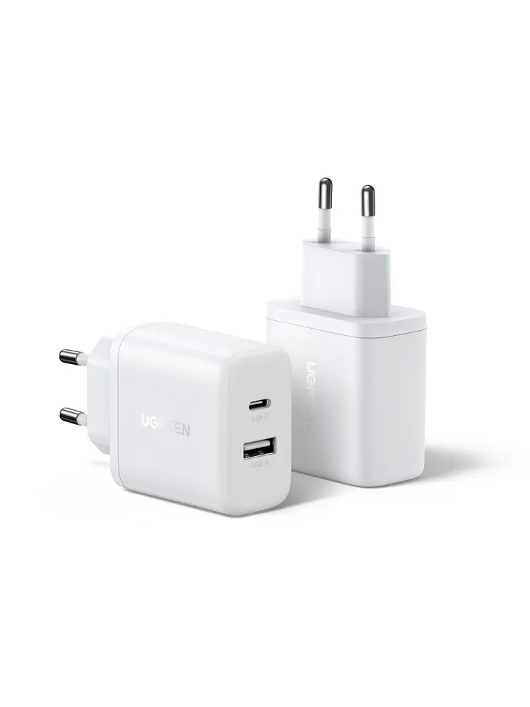 İki beyaz UGREEN USB şarj cihazı. Biri duvar prizi için iğnelere sahip. Her ikisi de USB-C ve USB-A bağlantı noktalarına sahip. Beyaz bir arka plan üzerinde izole edilmiş.