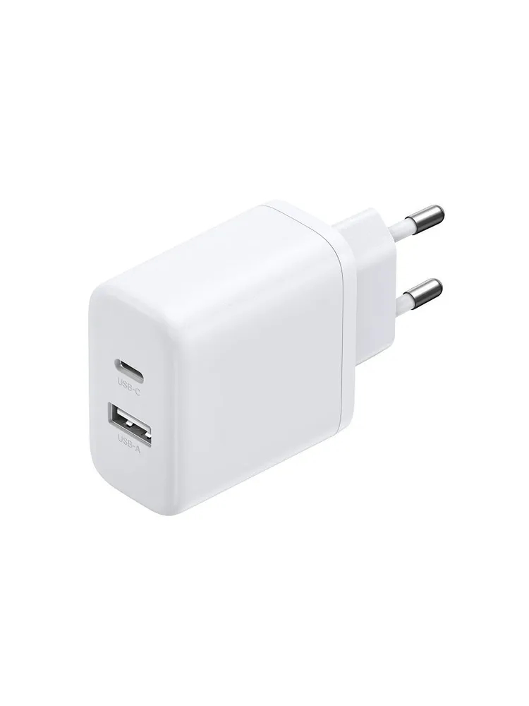İki bağlantı noktası, USB-C ve USB-A ve priz için iki metal pimli beyaz bir USB şarj cihazı.