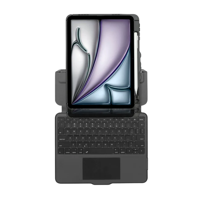 Siyah bir kılıftaki bir iPad, dokunmatik yüzeyli siyah bir klavyenin üzerinde duruyor. iPad'in ekranında renkli, soyut bir tasarım var.