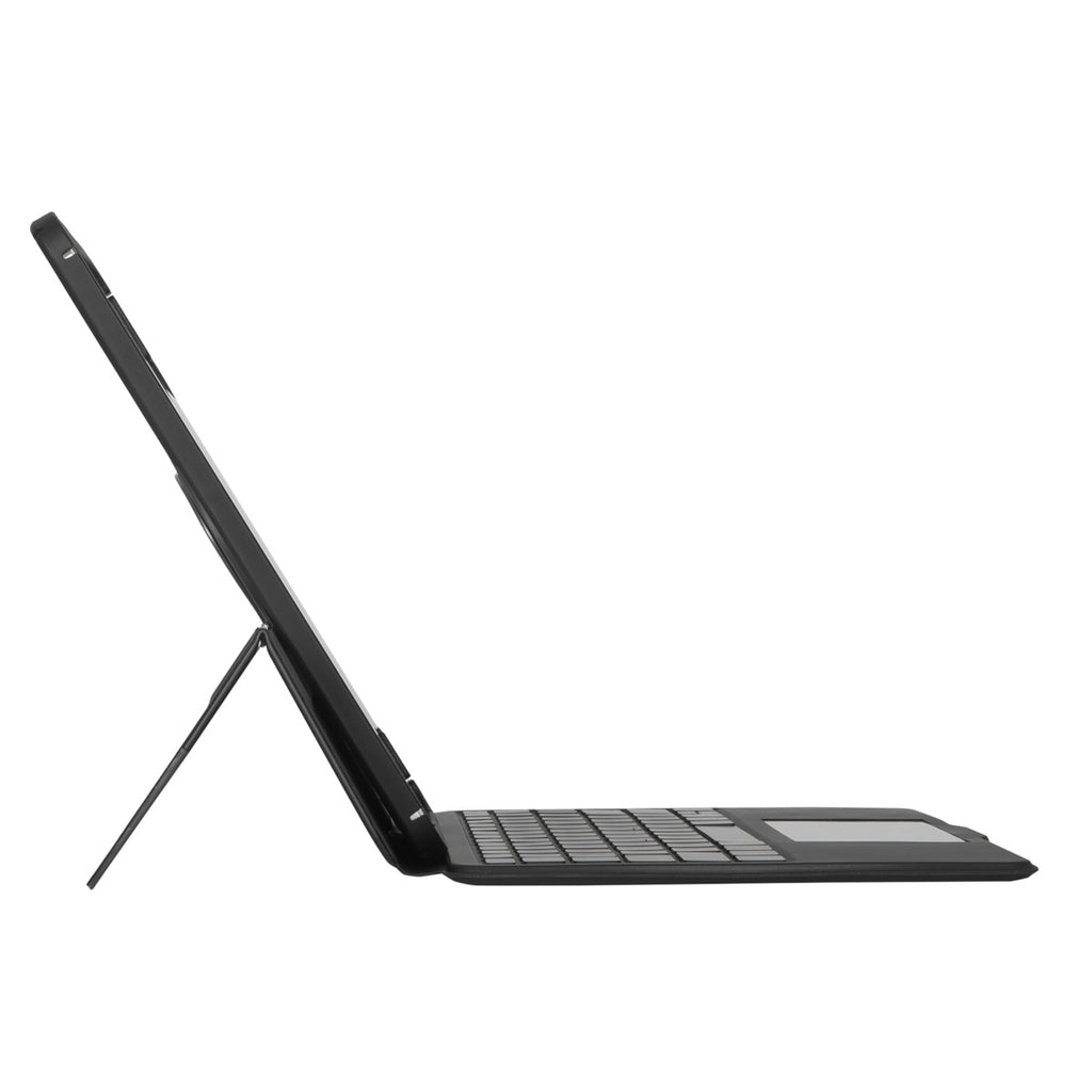 Siyah tablet, bir kılıf içinde, bir stand ile desteklenmiş. Kılıf, beyaz bir arka plan üzerinde bir klavye ve dokunmatik yüzey içerir.