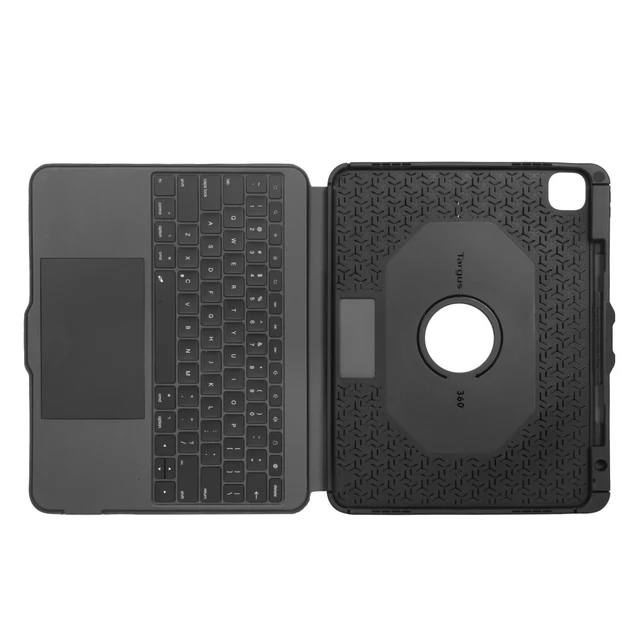 Siyah tablet kılıfı açık. Klavye, dokunmatik yüzey ve Targus logolu, 360 derece dönme özellikli bir tutucuya sahip.