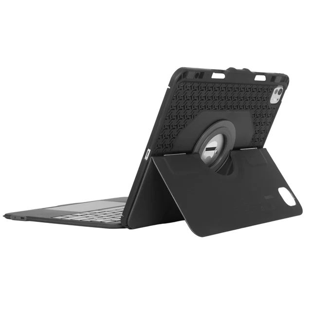 Açılı olarak açık siyah tablet kılıfı ve klavye. Kılıfın döner bir standı ve dokulu bir sırtı vardır. Klavye açık gridir.