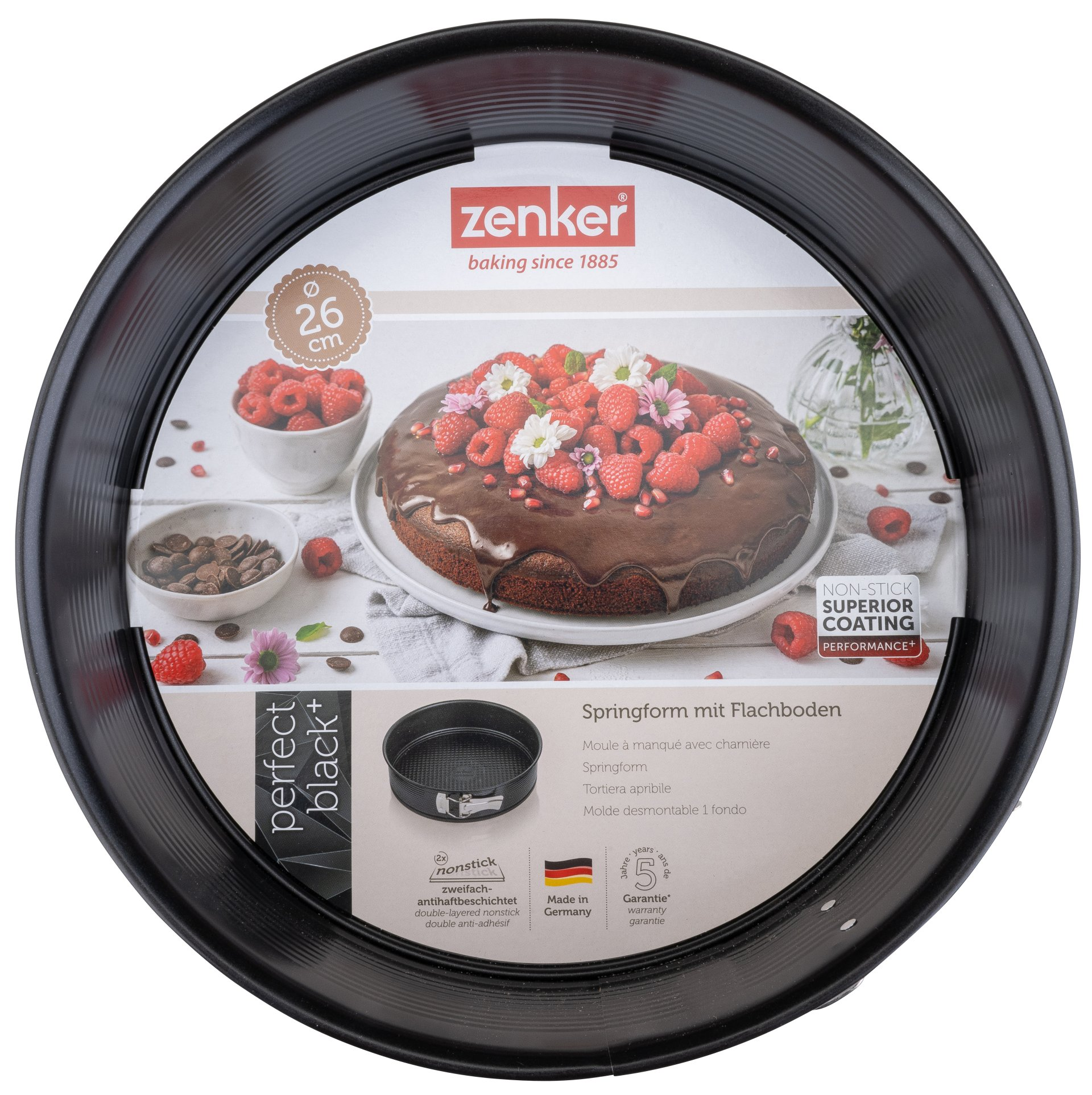 Eine schwarze Springform mit einem Etikett, das einen Kuchen mit Himbeeren und Blumen zeigt. Die Form ist 26 cm groß.
