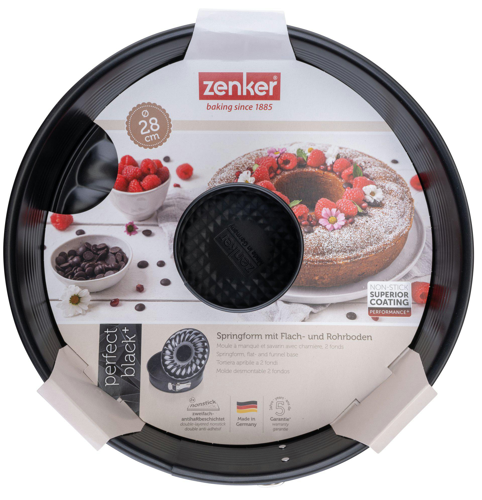Schwarze Springform mit einem Kuchen, der mit Himbeeren verziert ist. Die Form hat ein Etikett und ist 28 cm groß. Schokoladenstückchen und Himbeeren.