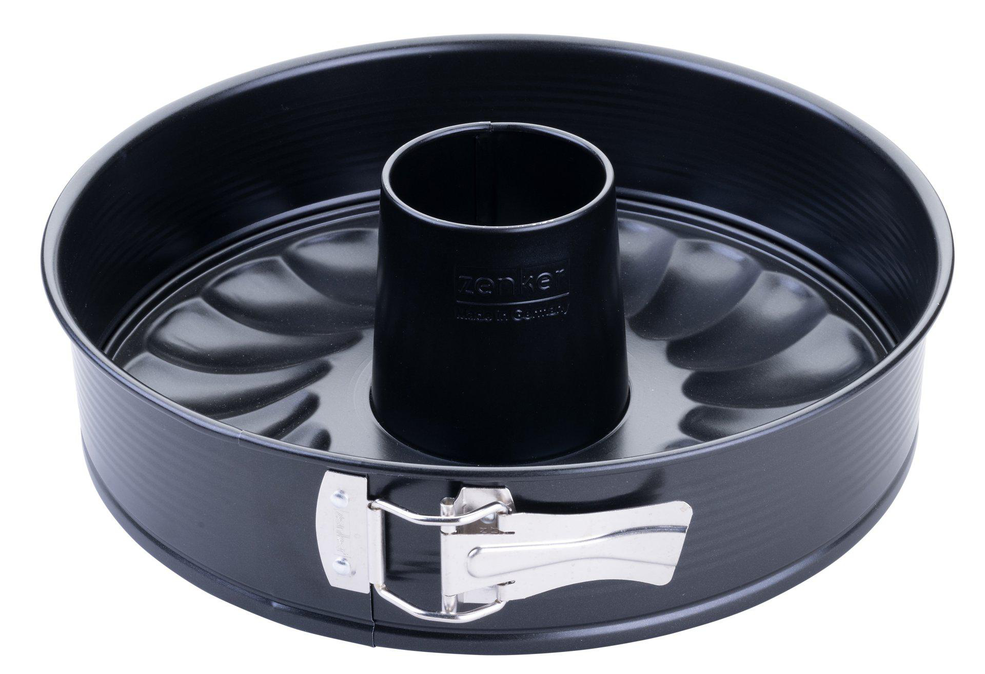 Eine schwarze Gugelhupf-Form mit zentralem Rohr, Verschluss und geriffeltem Boden. Die Form befindet sich auf weißem Hintergrund.