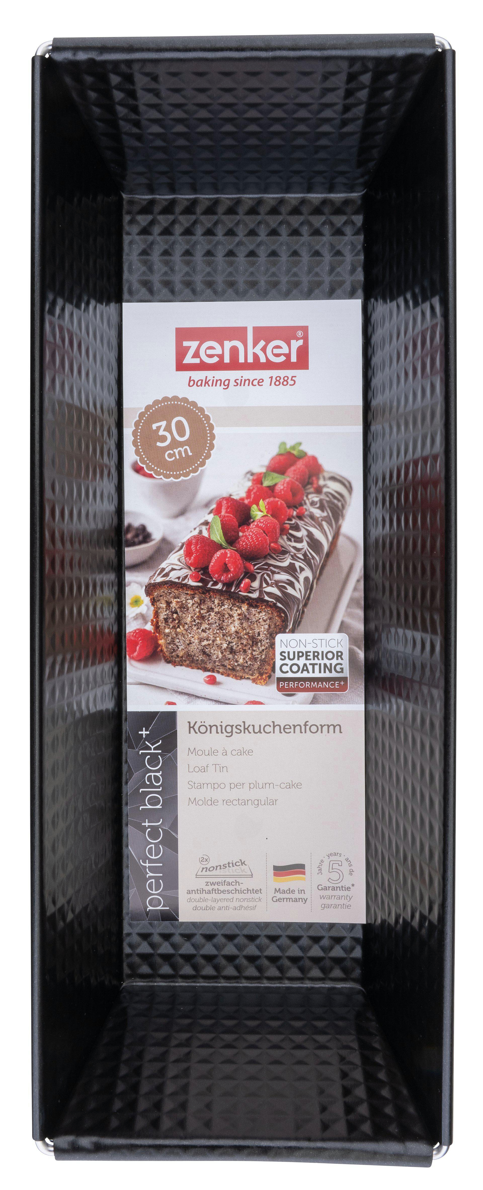 Eine schwarze, rechteckige Brotform mit einem Etikett, das einen Kuchen mit Himbeeren und Text zeigt. Die Pfanne hat ein Rautenmuster.