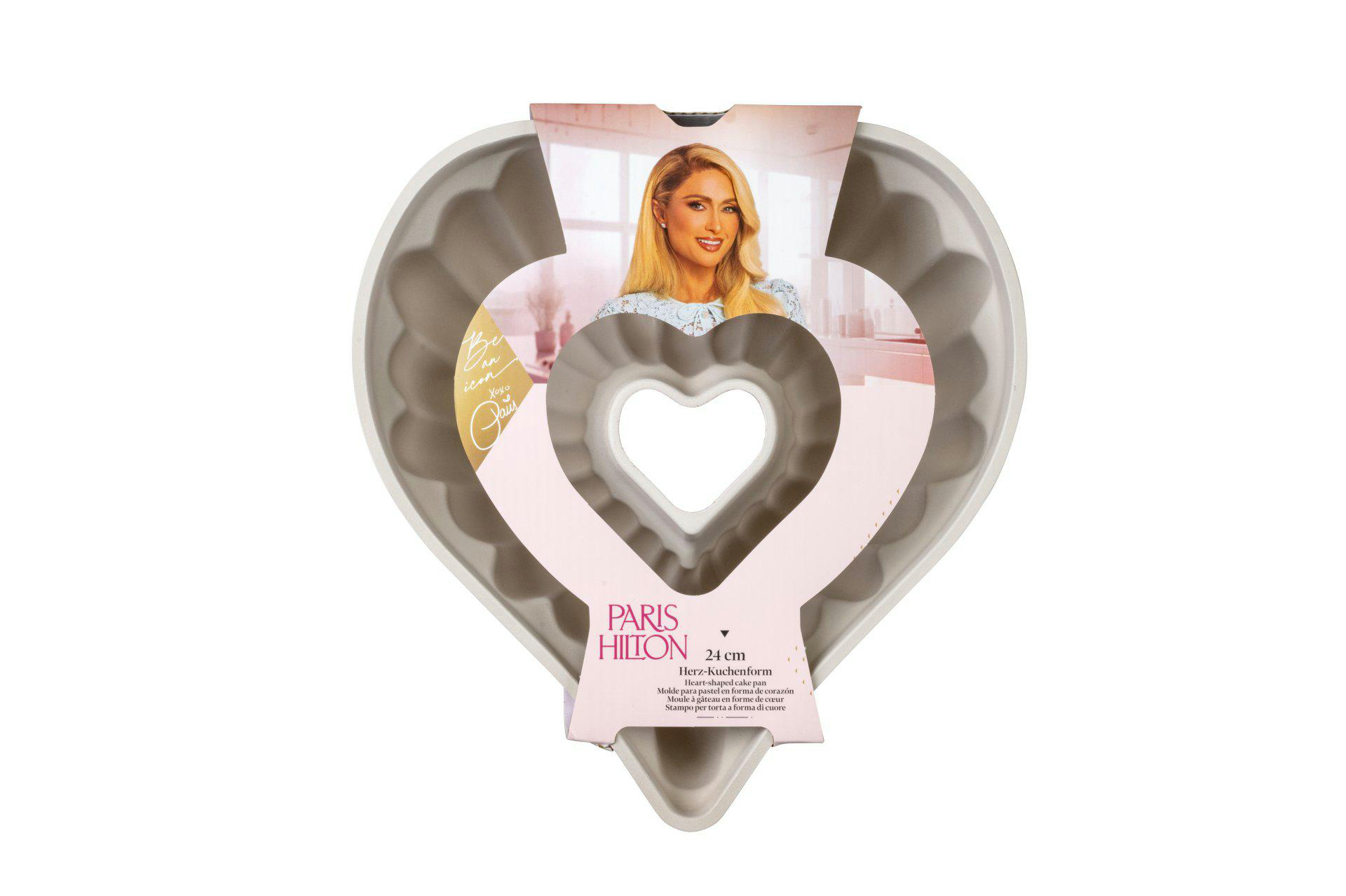 Eine herzförmige Kuchenform mit einem Bild von Paris Hilton. Die Form ist grau, und die Verpackung hat Text und ein Bild von Hilton.