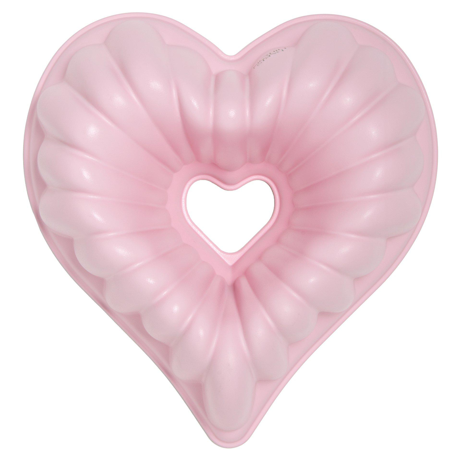 Eine rosa herzförmige Kuchenform mit einem herzförmigen Loch in der Mitte. Die Form befindet sich auf weißem Hintergrund.